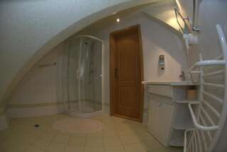 Отель Leśniczówka Dworek Weselny Водзислав-Слёнски Двухместный номер с 1 кроватью и собственной ванной комнатой-2